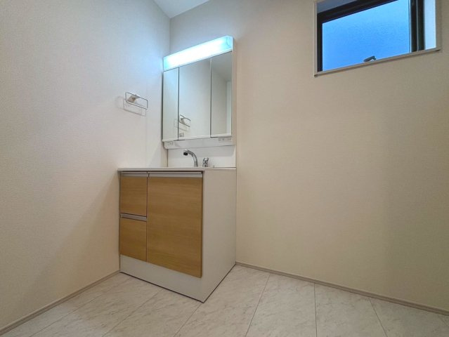 リーブルガーデン　羽島市竹鼻町第2期　全3区画分譲の居間・リビング|明るい日差しをふんだんに取り込んだリビングダイニングは家族の笑顔につつまれた素敵な空間になります。
一建設の家は精度が高く丈夫な工法を採用し、「住宅トップランナー基準」に対応しています。