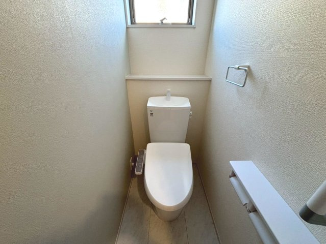 リーブルガーデン　羽島市竹鼻町第2期　全3区画分譲のキッチン|機能的で手入れがしやすいシステムキッチンでお掃除も楽々。蛇口は浄水器内蔵型で節湯CI対応水栓です。　
人造大理石カウンターやキッチンパネルなど明るくきれいにお使いいただけます。