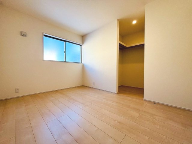 リーブルガーデン　羽島市竹鼻町第2期　全3区画分譲の浴室|明るく清潔感がある浴室。浴槽は環境にやさしい節水タイプ。浴槽内ステップで半身浴、親子入浴も安心です。
洗い場の床は乾きやすく滑りにくい快適仕様、水はけが良くカビの発生を軽減できます。
