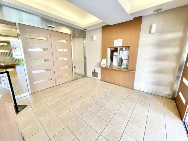 ブランズ萱島のエントランス|ゆとりのあるエントランスです