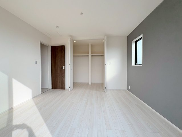 リーブルガーデン　羽島市福寿小学校前　全３区画分譲の寝室|すべての居室にはたっぷり収納できる大型のクローゼット、各室に２４時間換気システムを設置しています。
排気ファンから低風量で24時間強制排気し、家の中の空気をいつも新鮮に保ちます。
