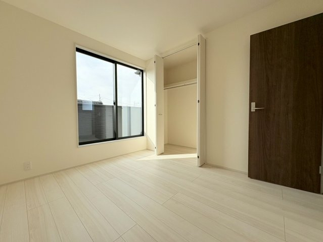 リーブルガーデン　羽島市福寿小学校前　全３区画分譲の洋室|全居室にたっぷり収納できる大型クローゼット、居室部分の窓ガラスには間に空気層を設けたペアガラスを採用。
高い断熱性と共にガラス面の結露対策にも効果を発揮します。