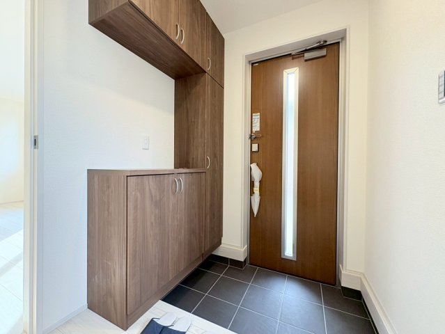 リーブルガーデン　羽島市福寿小学校前　全３区画分譲の玄関|大容量のシューズ収納付きで玄関周りもすっきり！玄関ドアからの光が玄関ホールを明るくしてくれます。