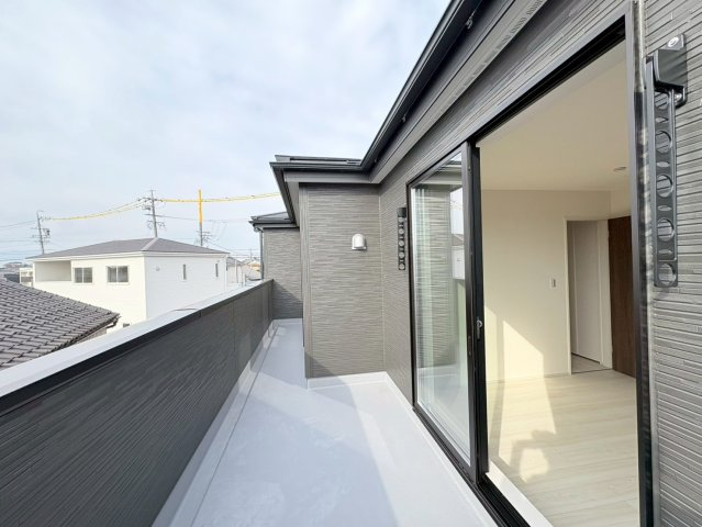 リーブルガーデン　羽島市福寿小学校前　全３区画分譲のバルコニー|バルコニーは南向きで洗濯物もよく乾きます！強度と表面積硬度を持つFPRで防水しています。