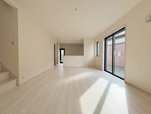 リーブルガーデン　羽島市福寿小学校前　全３区画分譲の居間・リビング|明るい日差しをふんだんに取り込んだリビングダイニングは家族の笑顔につつまれた素敵な空間になります。
一建設の家は精度が高く丈夫な工法を採用し、「住宅トップランナー基準」に対応しています。