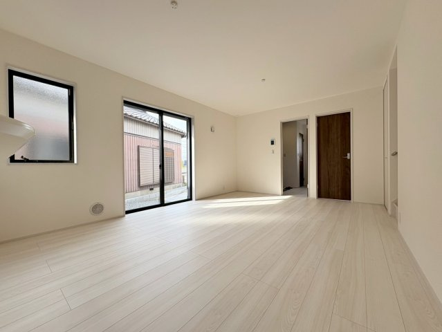 リーブルガーデン　羽島市福寿小学校前　全３区画分譲の居間・リビング|明るい日差しをふんだんに取り込んだリビングダイニングは家族の笑顔につつまれた素敵な空間になります。
一建設の家は精度が高く丈夫な工法を採用し、「住宅トップランナー基準」に対応しています。