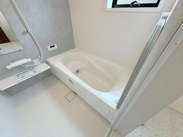 リーブルガーデン　羽島市福寿小学校前　全３区画分譲の浴室|明るく清潔感がある浴室。浴槽は環境にやさしい節水タイプ。浴槽内ステップで半身浴、親子入浴も安心です。
洗い場の床は乾きやすく滑りにくい快適仕様、水はけが良くカビの発生を軽減できます。
