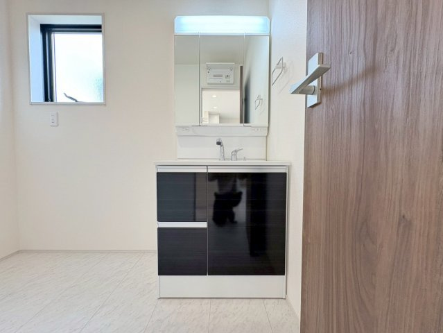 リーブルガーデン　羽島市福寿小学校前　全３区画分譲の独立洗面台|洗面化粧台 幅 750mm、軽く割れにくい洗面ボールと場所をとらないコンパクト設計の本体キャビネットです。
ミラー扉の内側は全て収納スペースです。リフトアップシャワーを採用し両手が自由に使えます