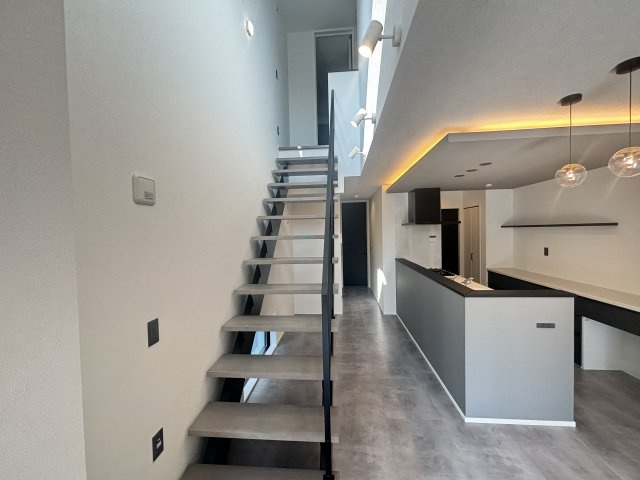 西区上堀越町｜名古屋市の戸建ならホームアップの設備|2階とリビングをつなぐ開放感のある吹き抜けとオープン階段