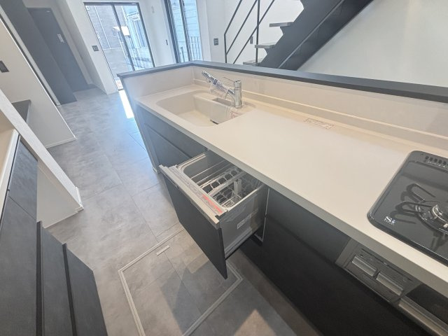 西区上堀越町｜名古屋市の戸建ならホームアップのキッチン|お子様を見守りながらお料理ができるオープン対面キッチン