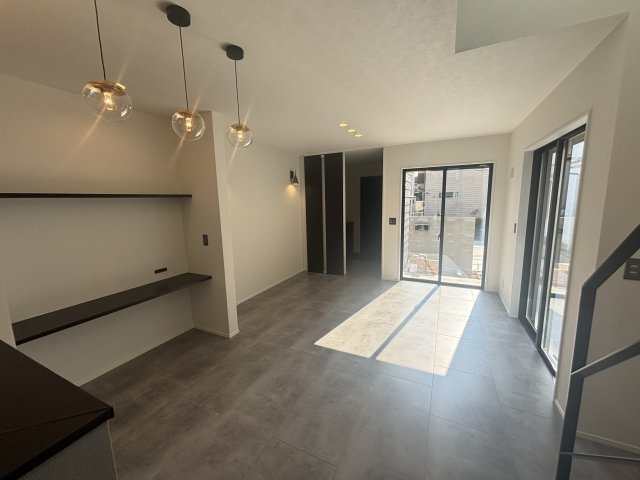西区上堀越町｜名古屋市の戸建ならホームアップの居間・リビング|19.9帖の広いリビングは南から明るい光が射し込む陽だまり空間