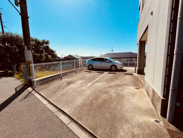 プランドール岡本の駐車場