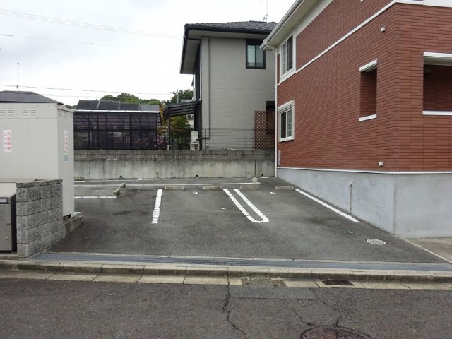 フローレンスの駐車場|車をお持ちの方に嬉しい駐車場付きの物件です