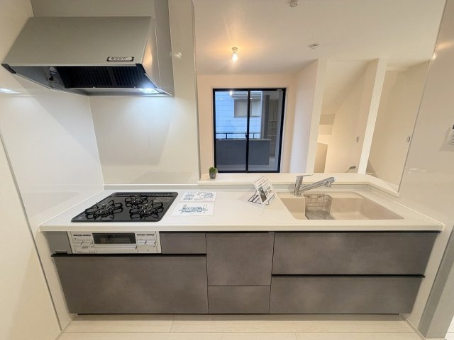 三郷市戸ケ崎3丁目　新築戸建　全1棟のキッチン|同施工会社の参考写真になります。