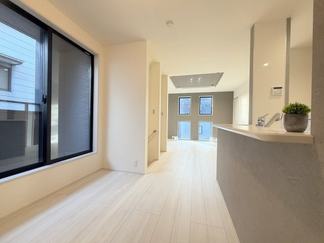 三郷市戸ケ崎3丁目　新築戸建　全1棟の居間・リビング|同施工会社の参考写真になります。