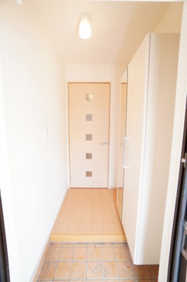 【玄関】 | シャルムパピヨン | ※同物件・反転タイプの写真です。