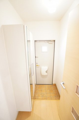 【玄関】 | シャルムパピヨン | ※同物件・反転タイプの写真です。