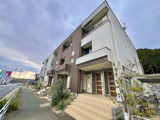 オアシスの外観|エアコン２台や３口コンロのアイランドキッチンが付いています☆