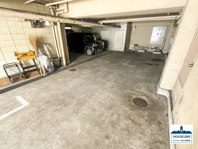 【2路線乗入「本山駅」徒歩約3分♪】豊栄ハイツの駐車場|屋内駐車場