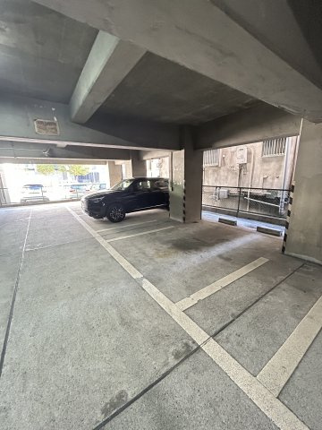 サンロール湊町の駐車場