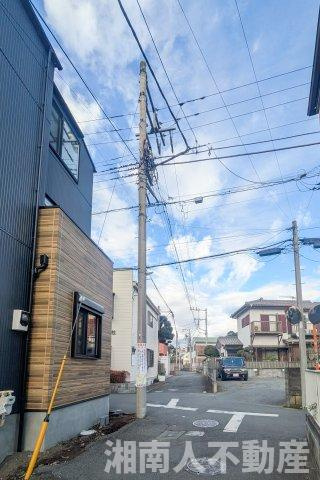 藤沢市片瀬３丁目２５１５－３新築戸建ての前面道路含む現地写真|前面道路含む現地写真です