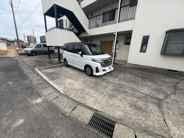 メゾン湯乃前の駐車場