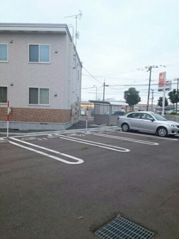 クレイトンアベニュー鳥取Ⅱの駐車場