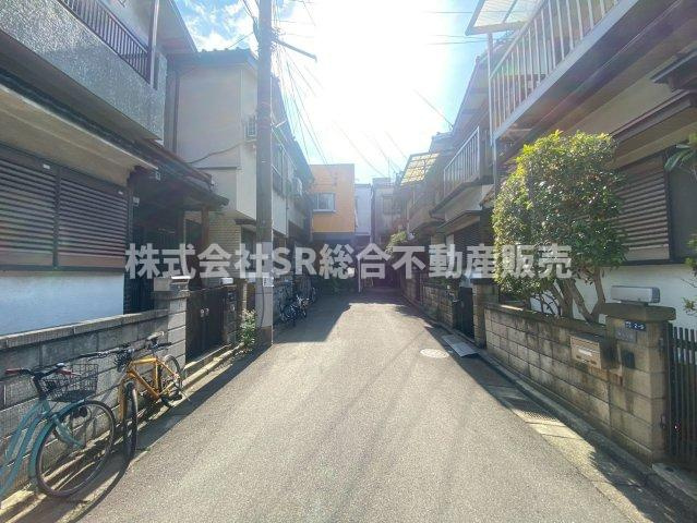 御厨南3丁目中古戸建の前面道路含む現地写真|弊社は中古戸建のご紹介、その後のリフォームのご提案、
賃貸物件のご紹介、すべてご対応可能です。
お客様にあったプランをご提案致します。
まずはお問合せ下さいませ。
