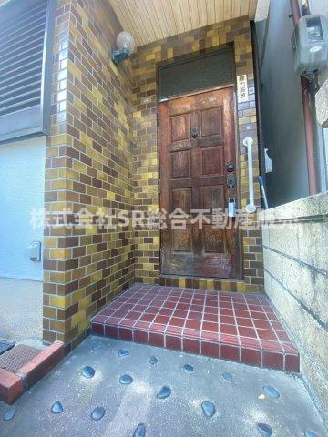 御厨南3丁目中古戸建の玄関|リフォームや住宅ローン・東大阪市の不動産の事なら弊社にお任せ下さいませ！
各地域の特徴・グルメ・裏道やその他、細かい情報等も熟知した
東大阪市出身のスタッフが新生活を送るお客様をサポート致します！