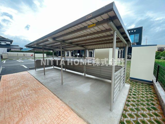 リベルラコッコＡのエントランス|屋根付きの駐輪場は無料です★