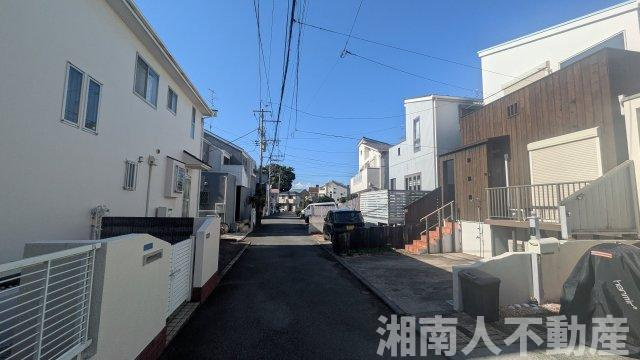藤沢市片瀬５丁目１３－１８新築戸建ての前面道路含む現地写真|前面道路含む現地写真です