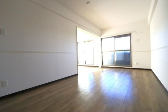 カーサクラロの居間・リビング|こちらの居間で趣味の時間をお楽しみください