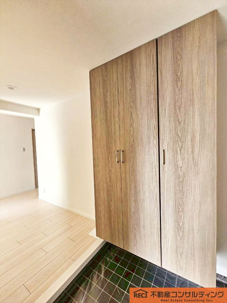 メゾン越木岩A棟の玄関