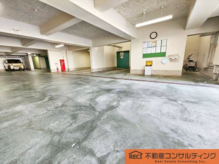 メゾン越木岩A棟の駐車場