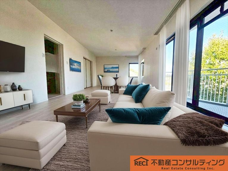 メゾン越木岩A棟の居間・リビング|両面バルコニーで開放感のある室内です