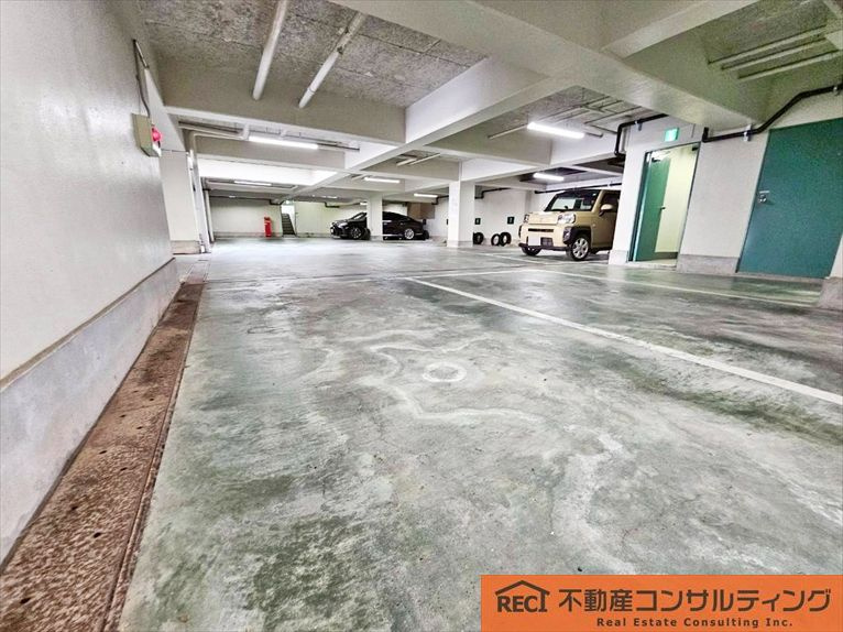 メゾン越木岩A棟の駐車場