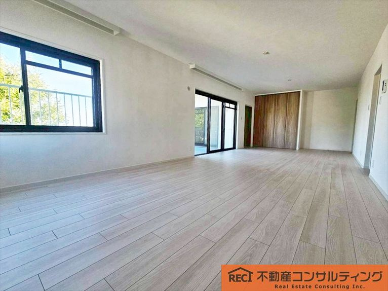 メゾン越木岩A棟の内装|広々20帖超えのリビング！