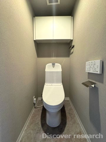 ブロッサムコートむさし野ビューウイングのトイレ|【トイレ】
グレーを基調とした落ち着きのあるトイレです。上部には吊戸棚が設けられており掃除用具やペーパーなどを収納しておくことができます。