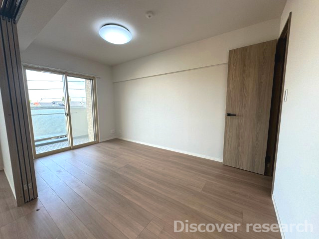 ブロッサムコートむさし野ビューウイングの洋室|【洋室（約6.0帖）】
バルコニーに面した洋室で自然光が良く差し込み明るいお部屋です。