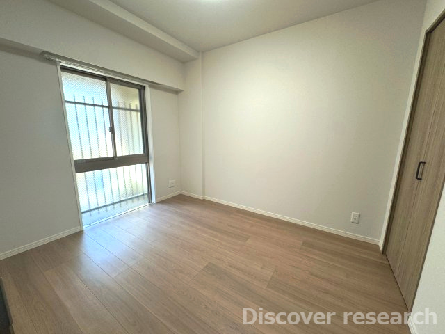 ブロッサムコートむさし野ビューウイングの洋室|【洋室（約5.0帖）】
コンパクトな洋室で使い勝手良いお部屋です。窓もあるので自然光が差し込み心地よい空間です。