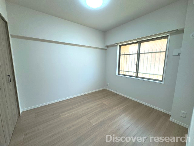 ブロッサムコートむさし野ビューウイングの洋室|【洋室（約5.3帖）】
腰掛窓のある洋室で家具などを配置しやすいお部屋です。
大容量のクローゼットも設けられておりすっきりと綺麗に保てそうです♪