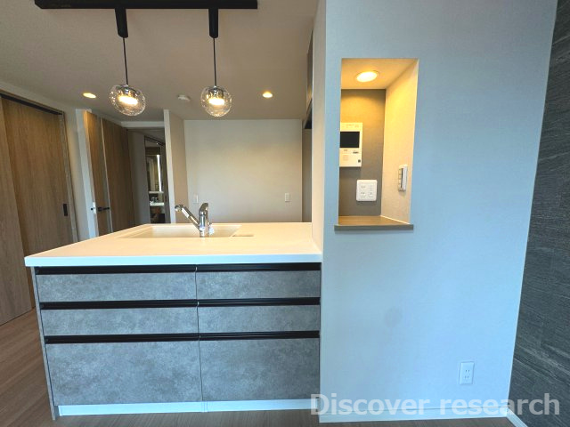 ブロッサムコートむさし野ビューウイングの収納|【収納スペース（LDK）】
キッチンの裏側が収納棚になっていてたくさん収納することができそうです。
横には窪みがあり小物類やインテリアなどを置いておけそうです！