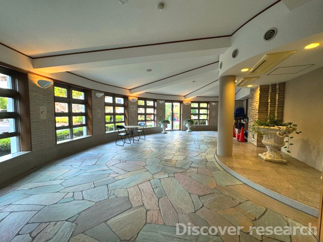 ブロッサムコートむさし野ビューウイングのエントランス|【エントランス】
オシャレなタイルが張られていて雰囲気が心地よいです。椅子や机があるためのんびりしたり待ち合わせをしたりもできそうです。