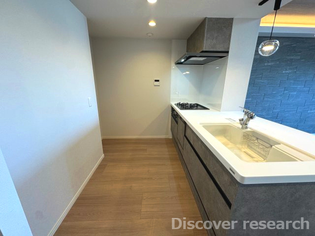 ブロッサムコートむさし野ビューウイングのキッチン|【システムキッチン（食洗器・魚焼きグリル付き）】
冷蔵庫や棚を置いても余裕がありそうなスペースもあり家事がはかどりそうです！