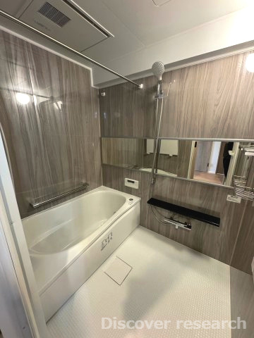 ブロッサムコートむさし野ビューウイングの浴室|【浴室（追焚・換気乾燥機付き）】
ワイドミラー、スライド式シャワーが設けられており小さなお子様でも安心してご使用できます。乾燥機付きで洗濯物を干すことも◎