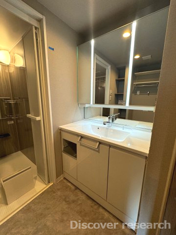 ブロッサムコートむさし野ビューウイングの独立洗面台|【三面鏡付き洗面化粧台】
ホテルライクでオシャレな洗面台で毎朝気分が上がりそうです！
鏡裏や下部に収納スペースがありスッキリと綺麗に保つことができます。