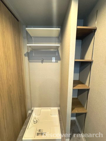 ブロッサムコートむさし野ビューウイングのランドリースペース|【ランドリースペース】
上部、側部に収納スペースがあり洗剤やタオルなど綺麗に整理しておくことができそうです。