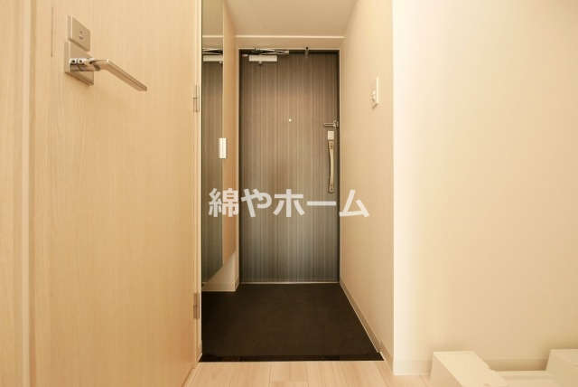 ソルテラス四天王寺前夕陽ヶ丘の玄関|収納もある玄関です