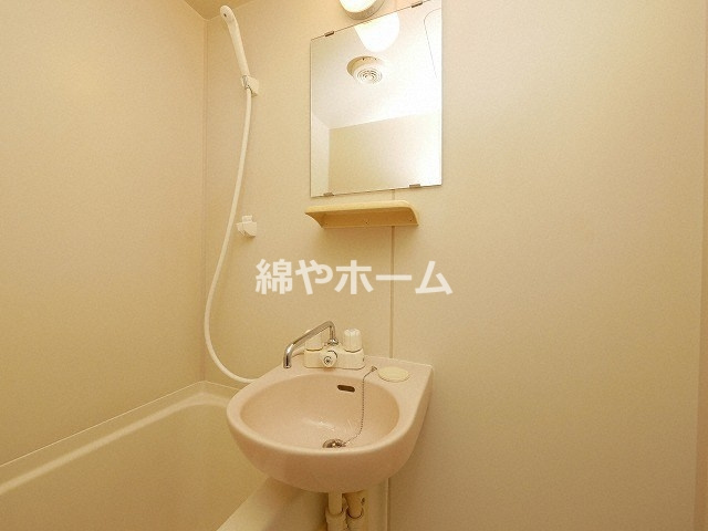 シティライフエステート難波南の洗面所|明るい洗面所です