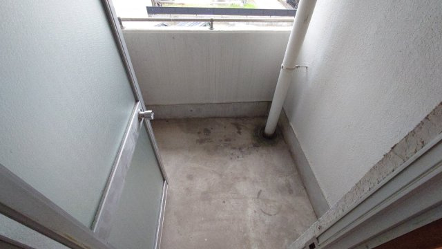 小山サンハイツのバルコニー|キッチン横テラス